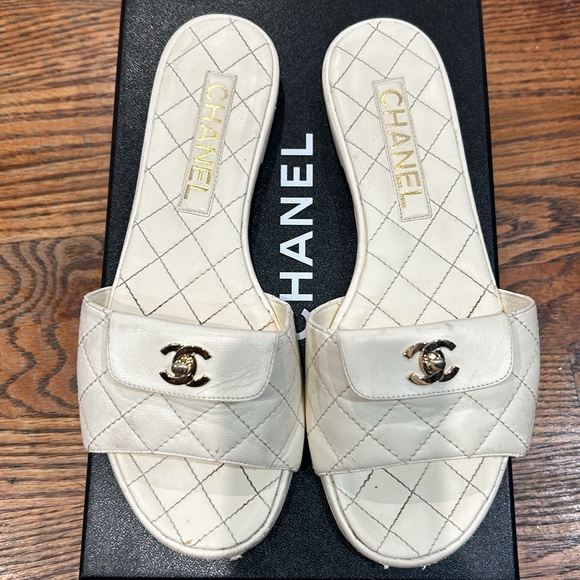🤍Chanel turnlock sandal. size 7. - Picture 4 of 8